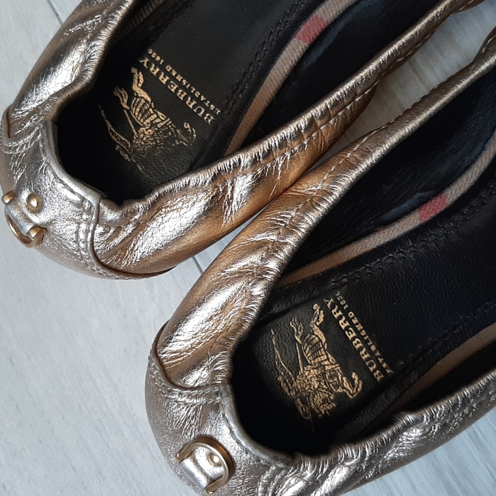 Burberry gold open toed  flats - Picture 2 of 8